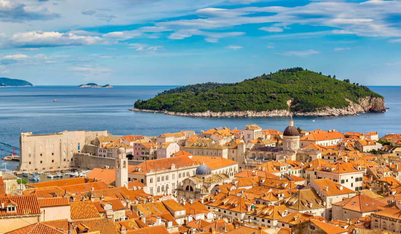 Una vista impresionante sobre el casco antiguo de Dubrovnik, Croacia con el mar Adriático a la distancia