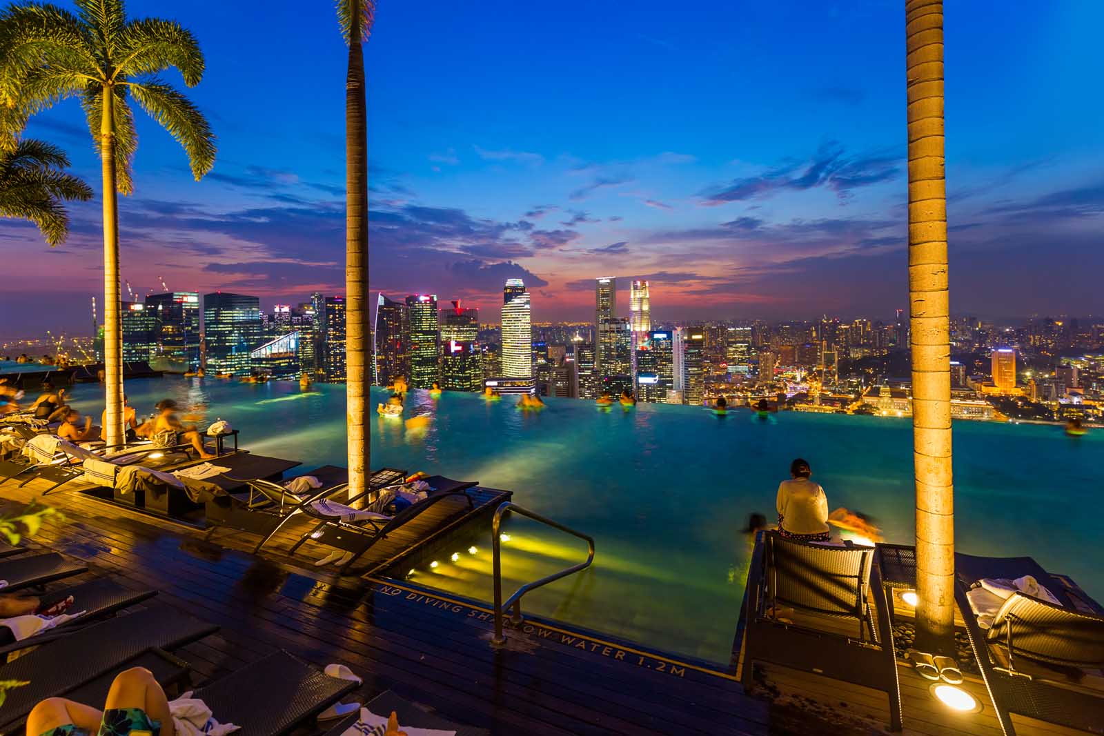 Piscina en la azotea con vistas a Singapur