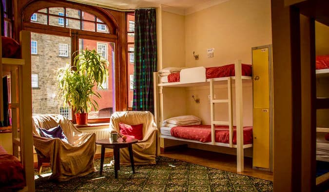 Un dormitorio tranquilo y acogedor en el albergue Edinburgh Backpackers en Edimburgo, Escocia