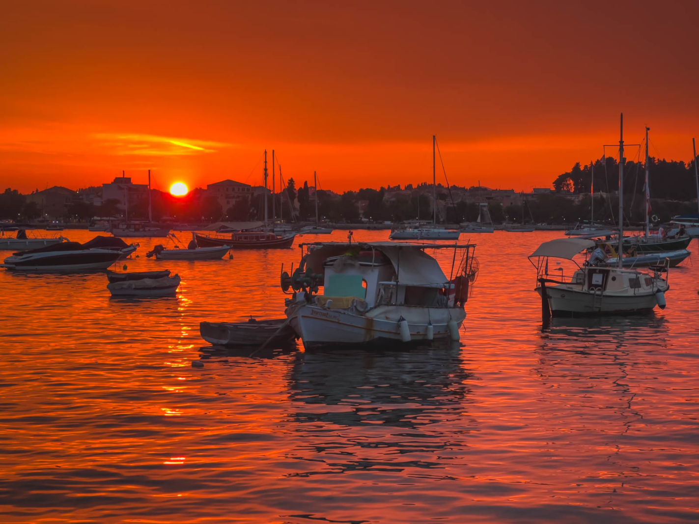 Crucero al atardecer en Corfú