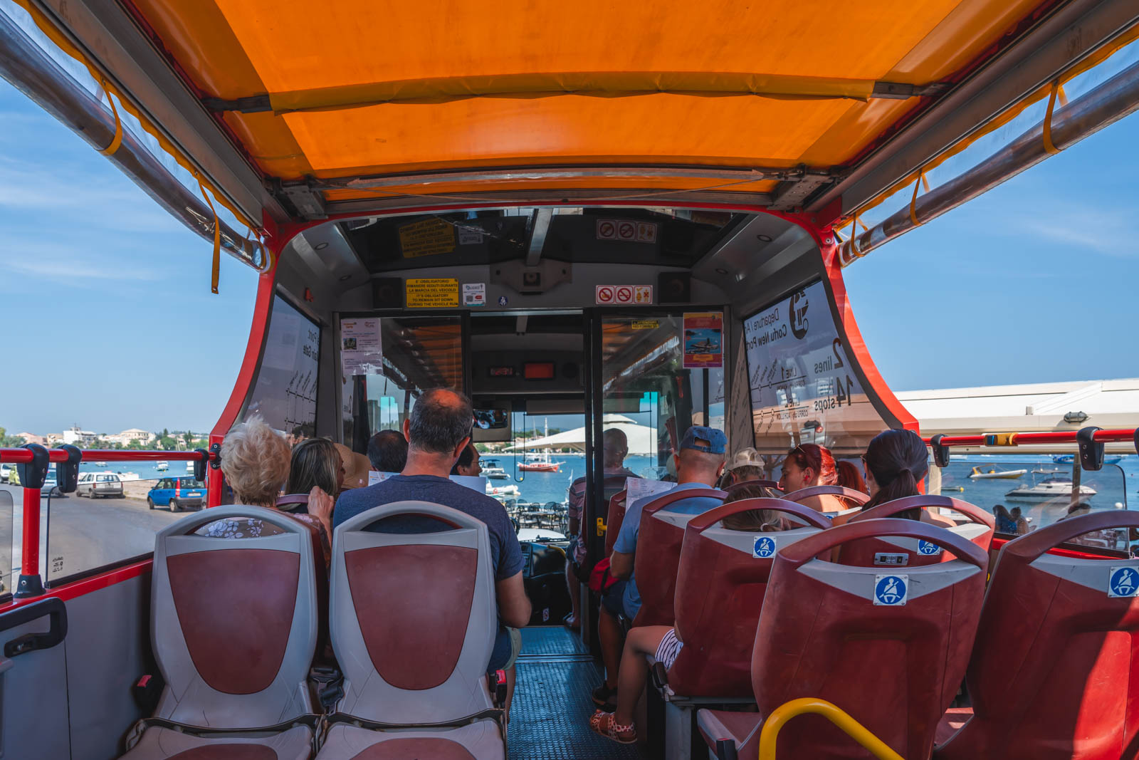 Autobús Hop on Hop off en la ciudad de Corfú, Grecia