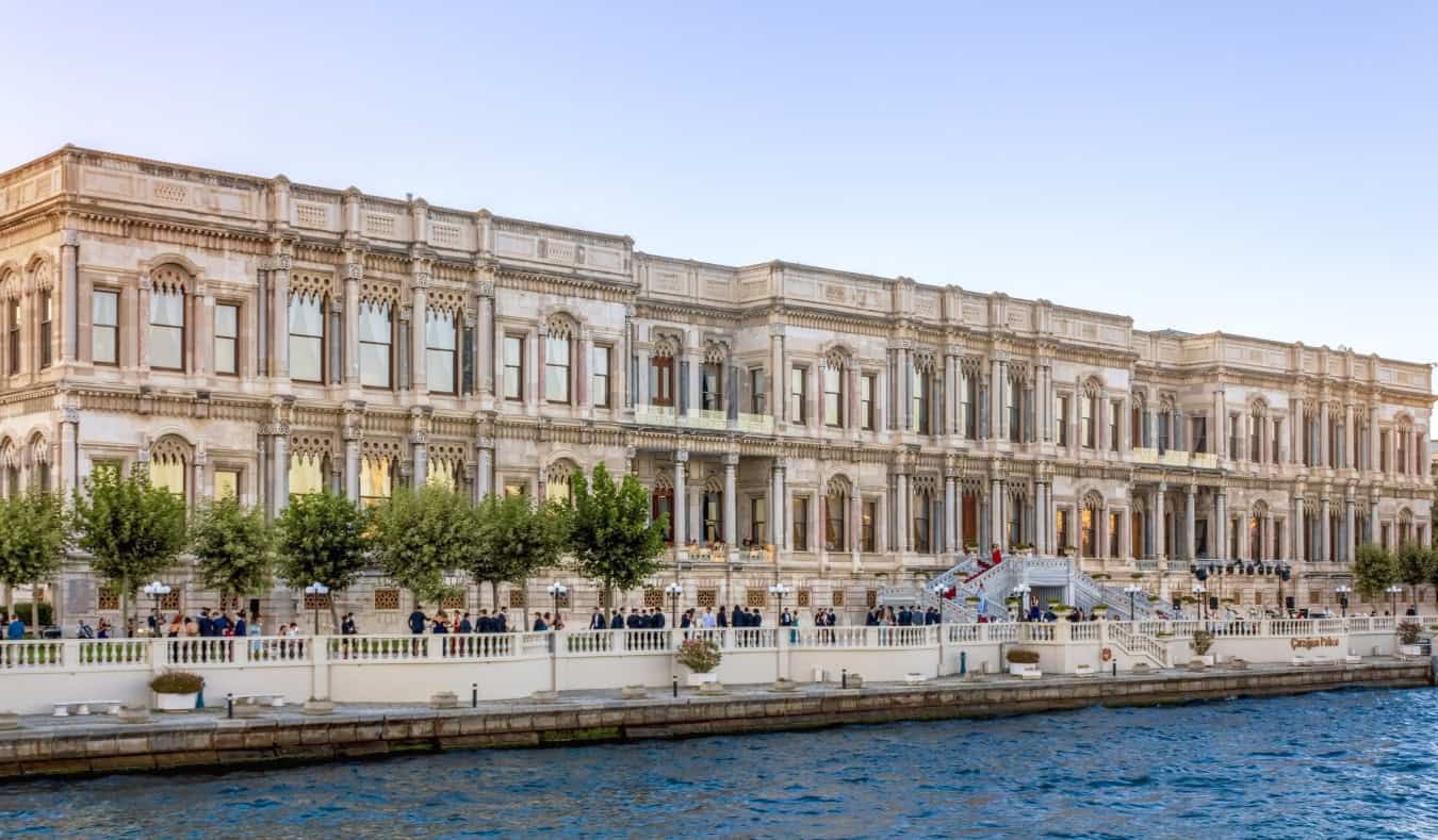 El opulento Ciragan Palace, ahora un hotel de 5 estrellas, junto al mar en Estambul, Turquía