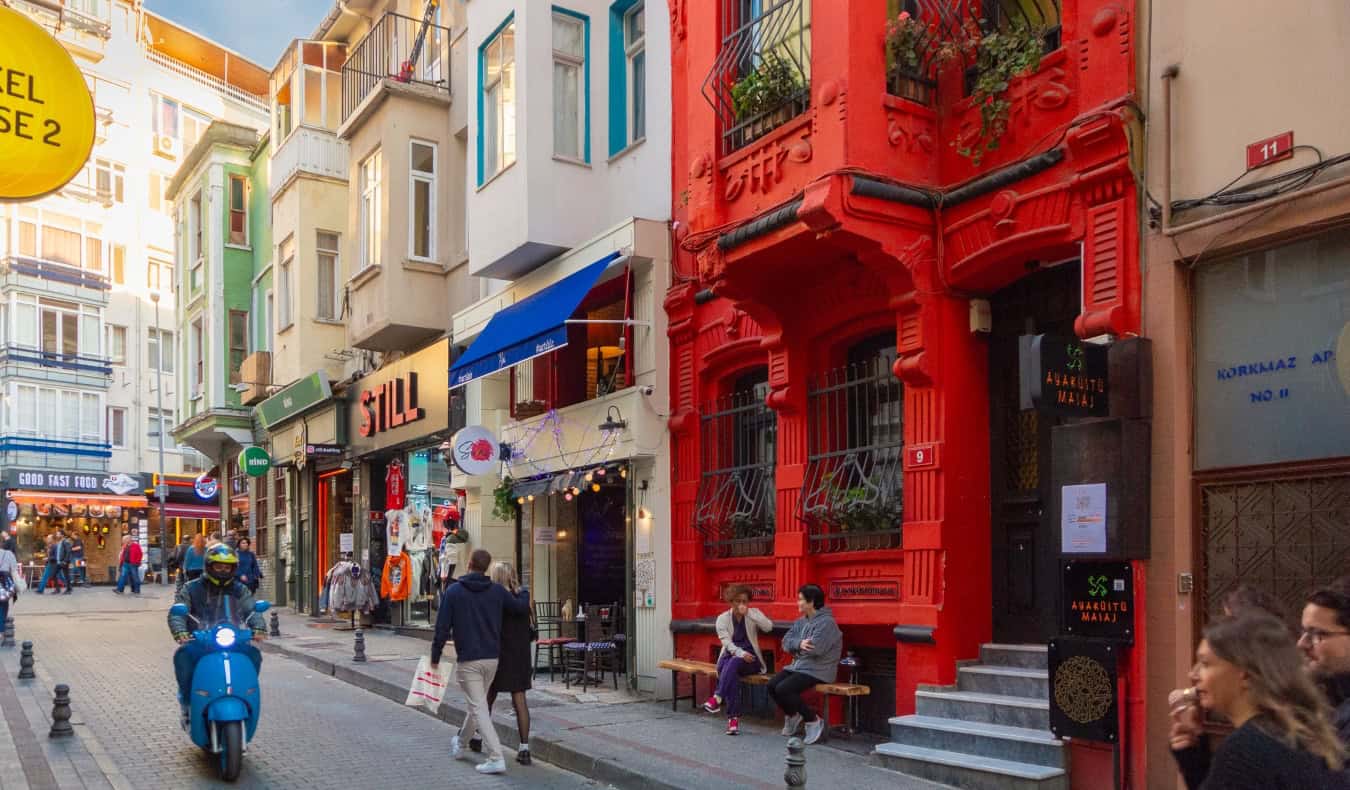 Edificios coloreados que recorren las calles del barrio de Kadikoy en Estambul, Turquía