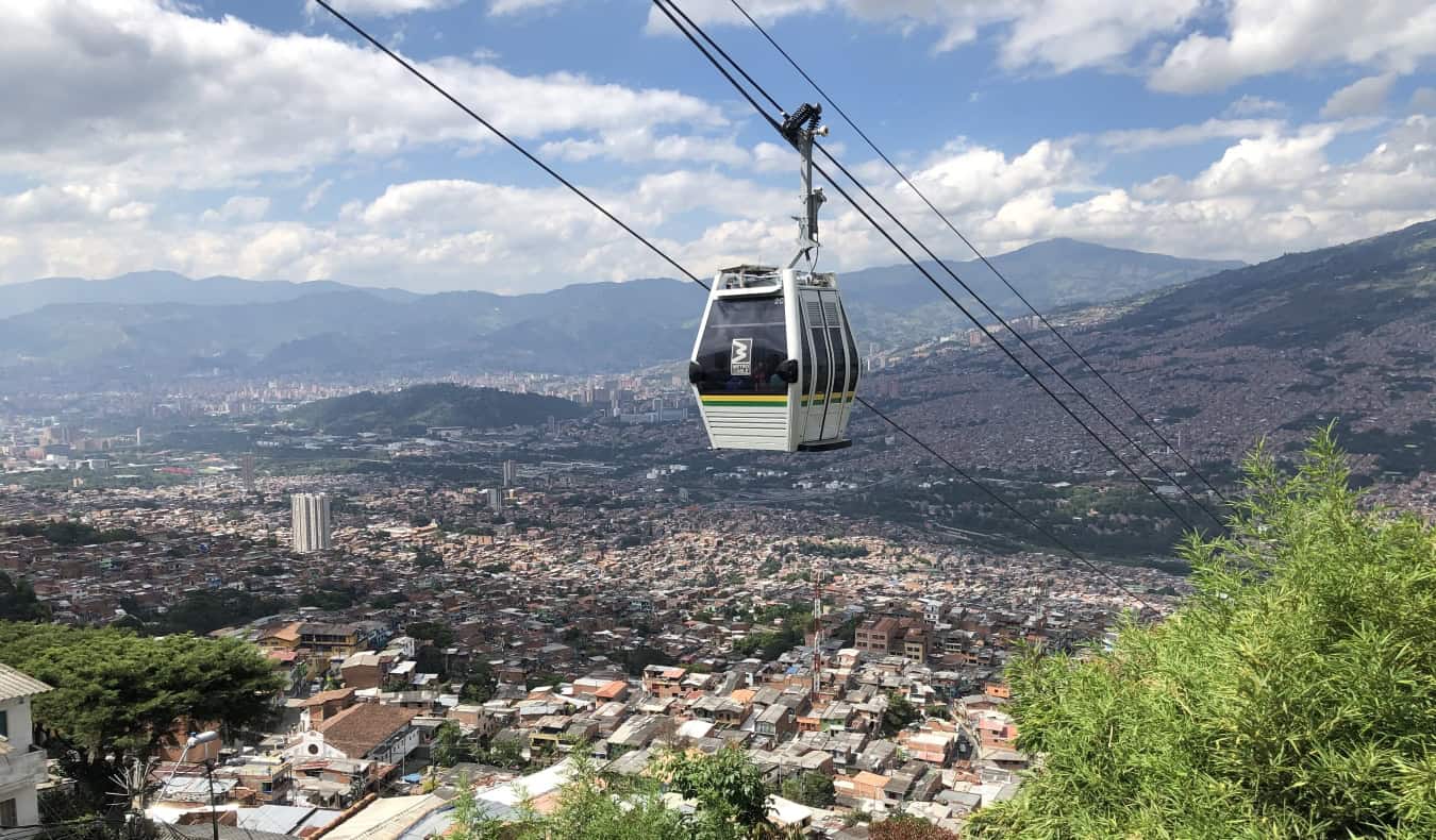 el horizonte de Medellín, Colombia, cuyo teleférico pasa por el primer plan