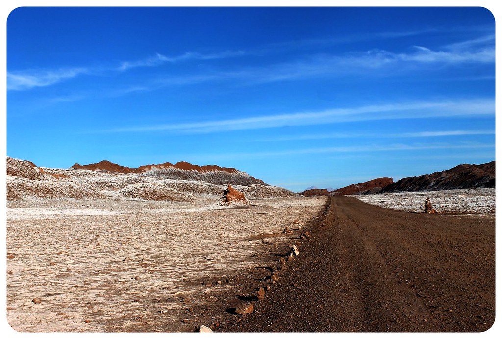 valle de la luna paisaje salino con carretera