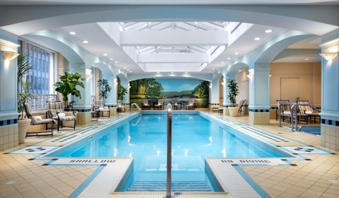 Una piscina cubierta en un atrio de cristal en el Fairmont Royal York Hotel de Toronto, Canadá