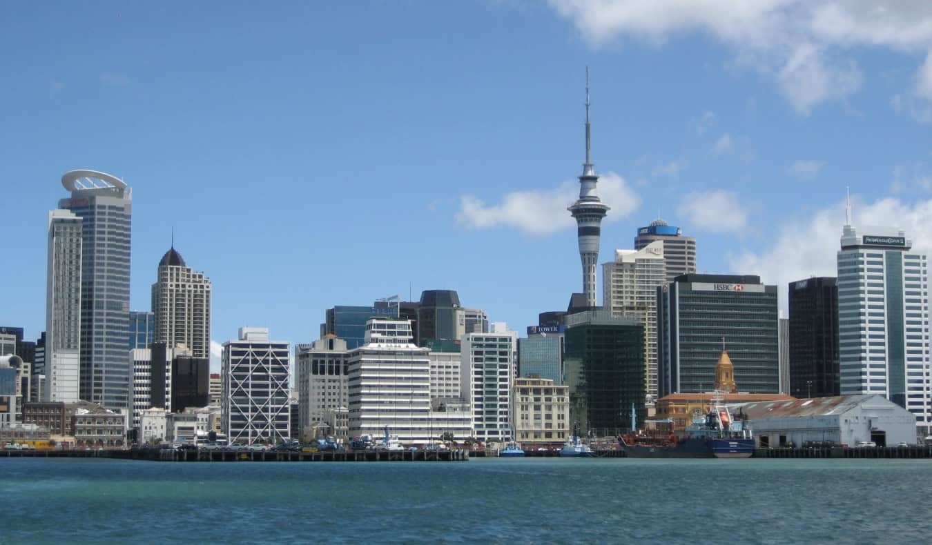 El horizonte de la ciudad de Auckland visto a través del puerto de Nueva Zelanda