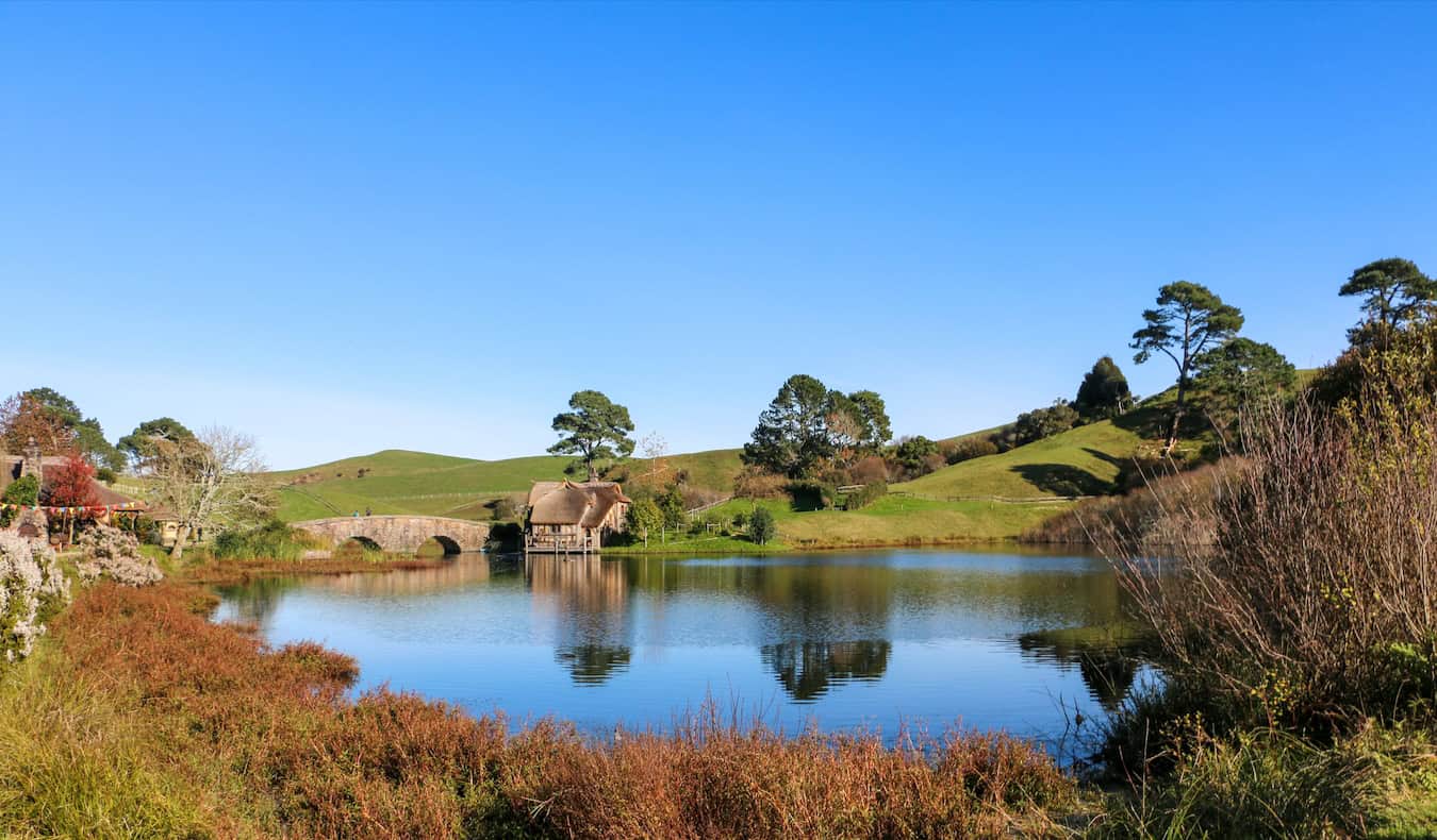 Caminos errantes y aguas tranquilas en la película Hobbiton ambientada en Nueva Zelanda