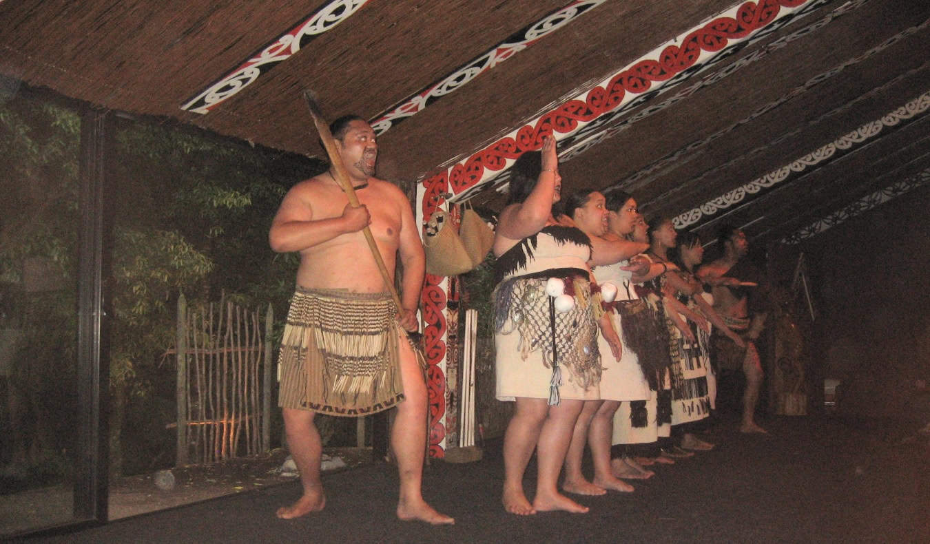 Intérpretes en un espectáculo cultural maorí en Rotorua, Nueva Zelanda