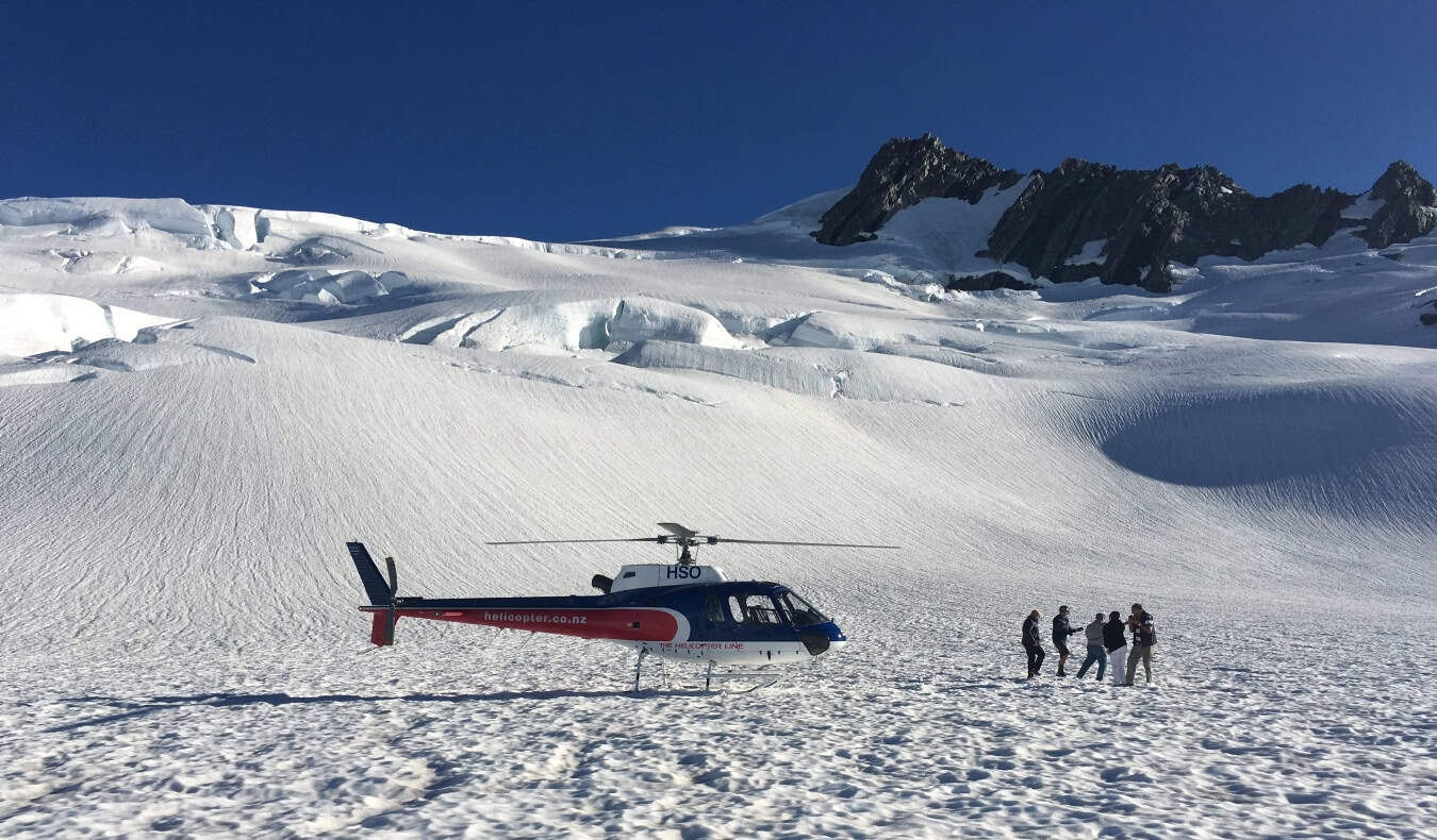 Un helicóptero en el glaciar Franz Josef en la isla sur de Nueva Zelanda