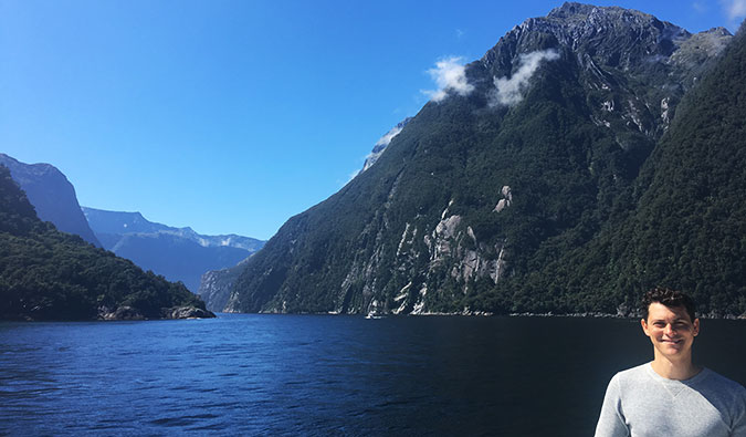 Nomad Matt en un crucero por Milford Sound, Nueva Zelanda