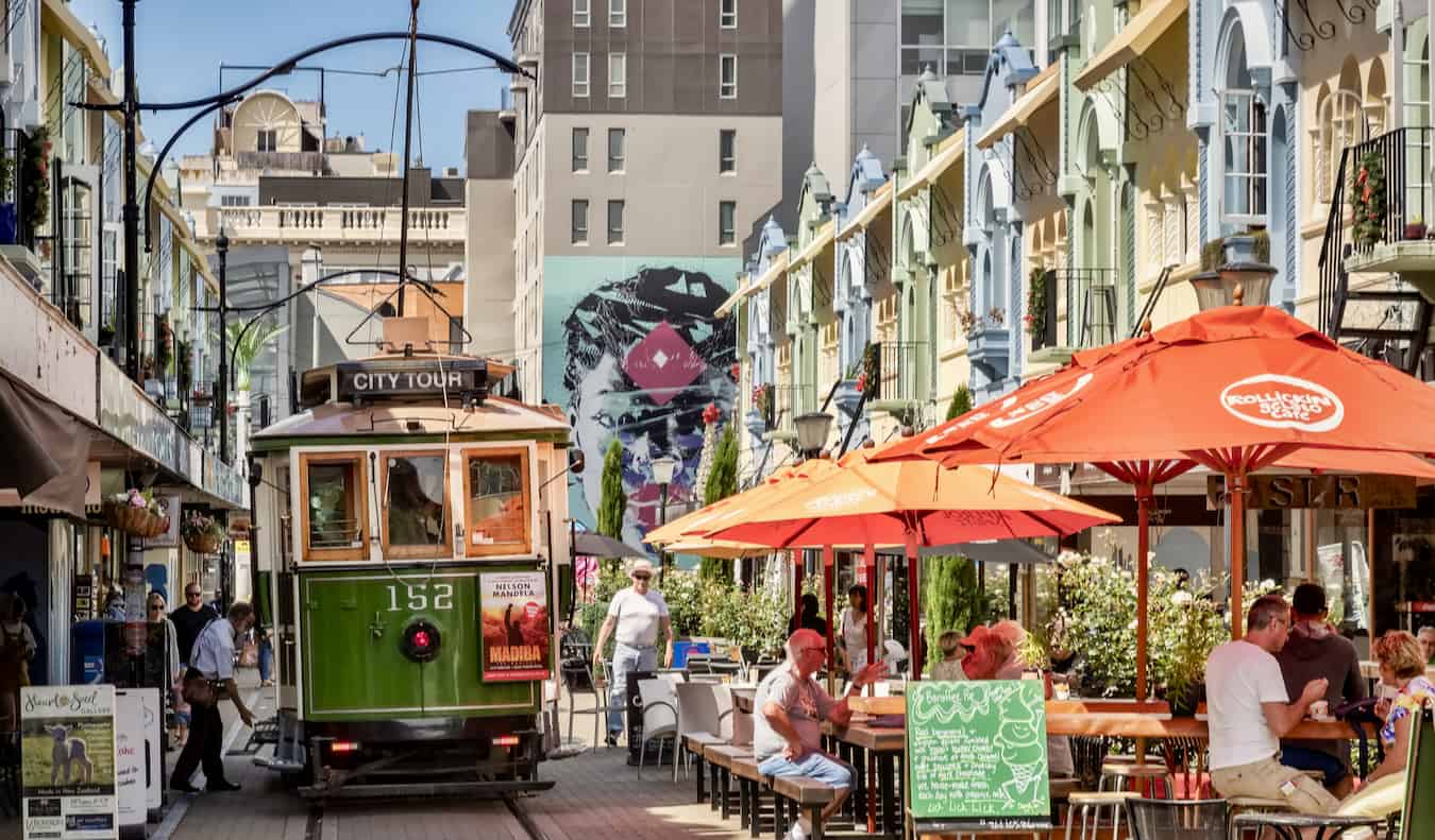 Un tranvía histórico que cruza por una calle estrecha en el soleado Christchurch, Nueva Zelanda