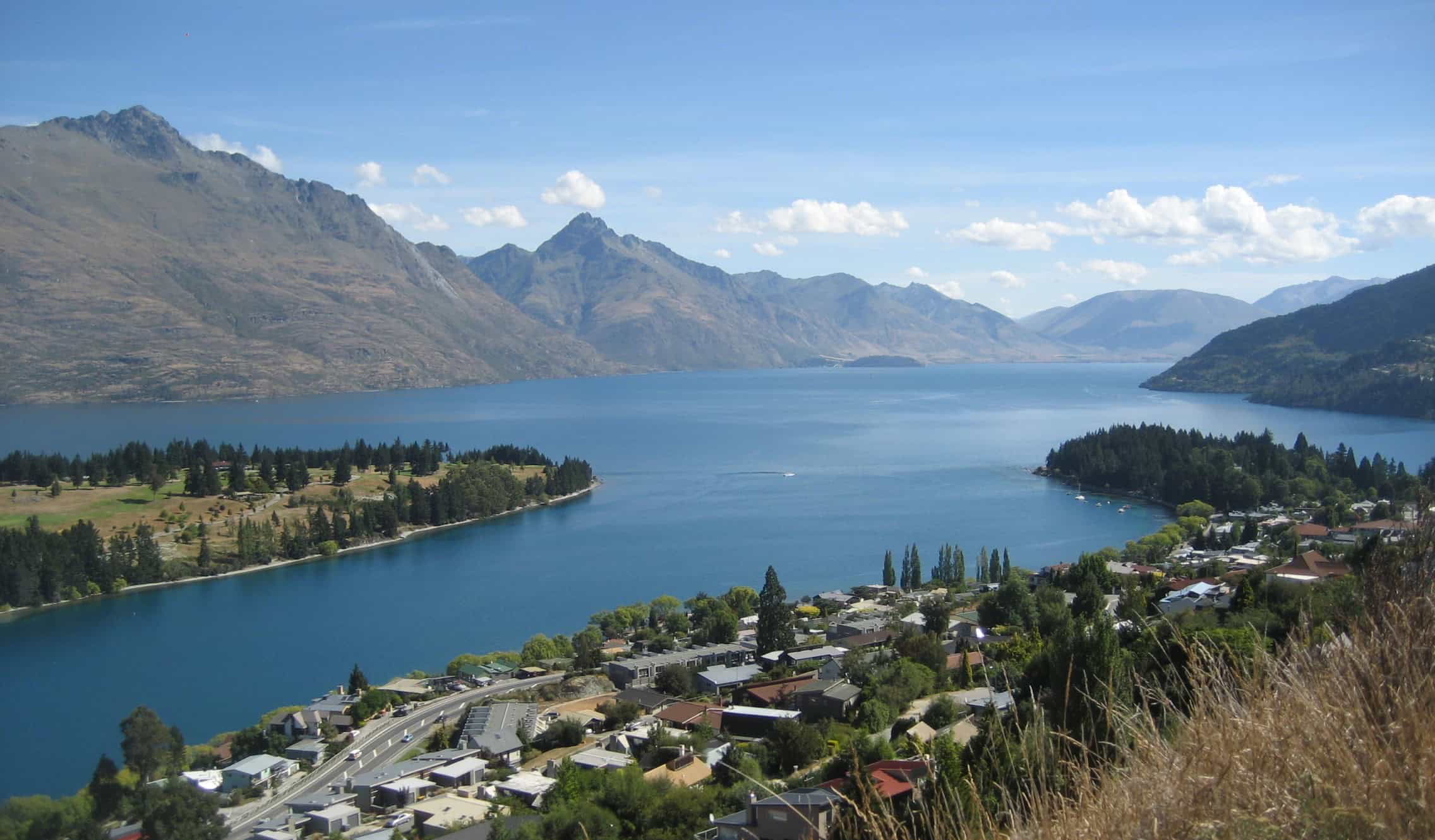 La ciudad de Queenstown en un gran lago con montañas al fondo en la isla del sur de Nueva Zelanda