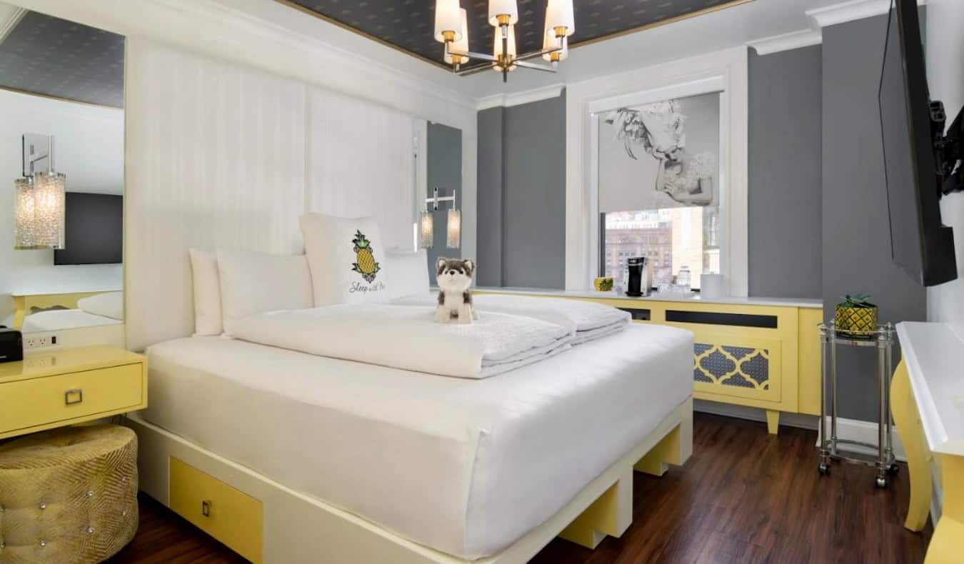 Una cama grande con muebles de colores en el hotel Staypineapple de Boston, EE.UU.