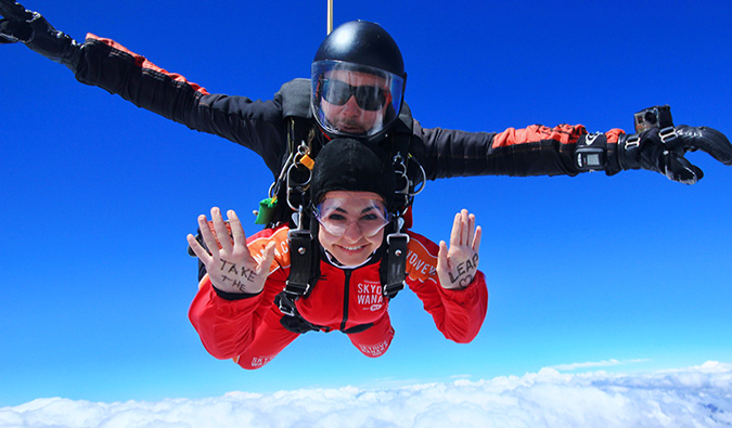 Celinne da Costa haciendo paracaidismo en Nueva Zelanda