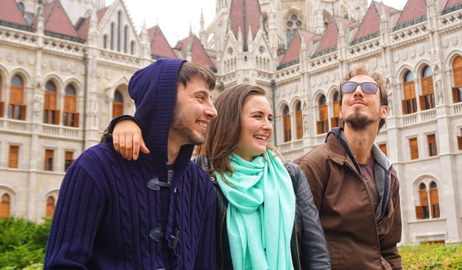 Celinne da Costa y dos de sus anfitriones masculinos de Couchsurfing posando para una foto en Europa