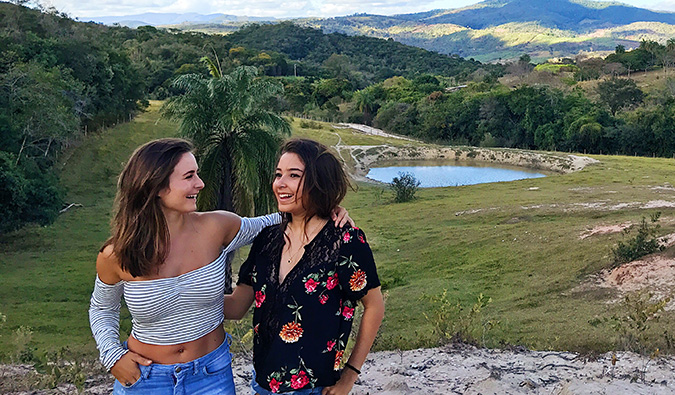 Celinne da Costa y una nueva amiga posando para una foto frente a un paisaje escénico